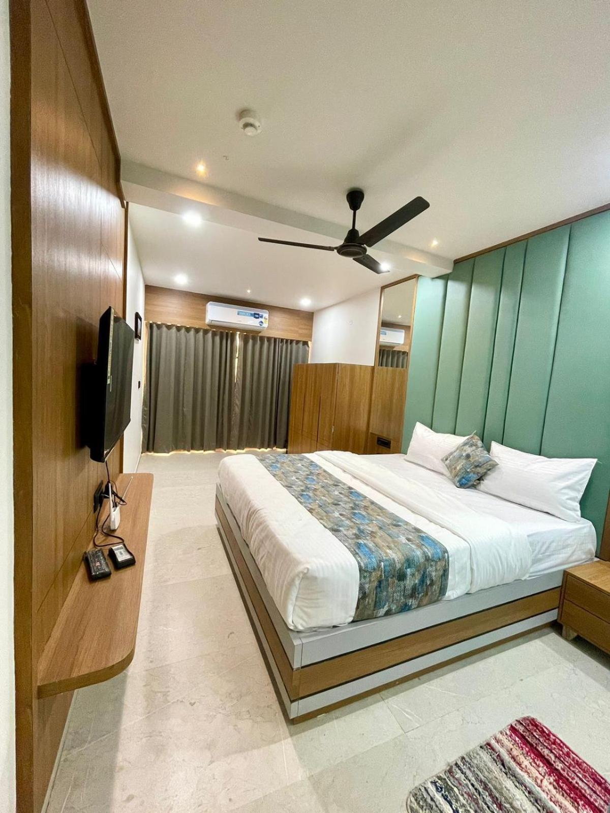 Hotel Royal Elite Rajkot Extérieur photo